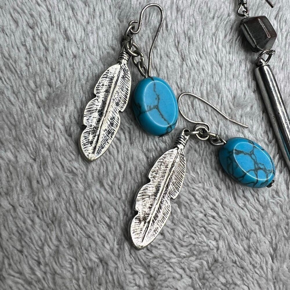 Vintage 4 Pairs of Silver Tone Earrings: Small Dangles, Feathers, Dream Catcher - Picture 9 of 10